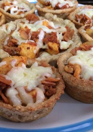 Una foto de Canastitas de papa rellenas de un guiso o vegetales con queso