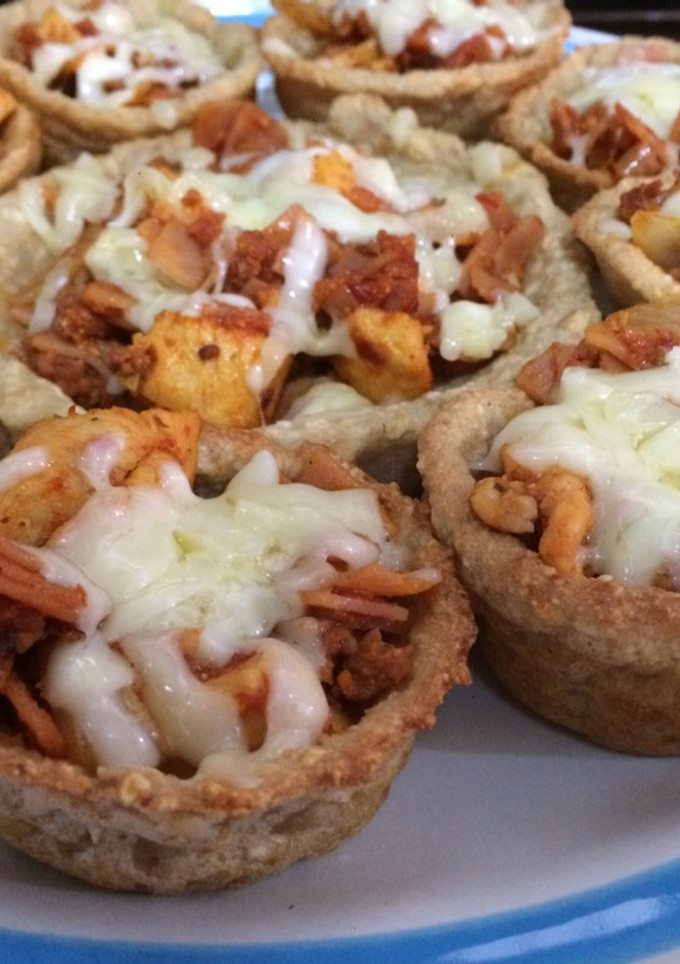 Una foto de Canastitas de papa rellenas de un guiso o vegetales con queso