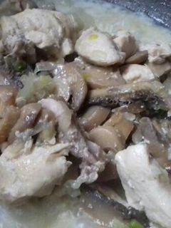 Una foto de Pollo al champigñon, simple fácil y rico