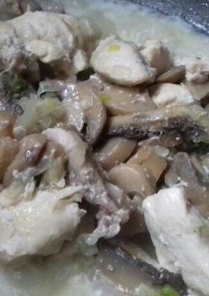 Una foto de Pollo al champigñon, simple fácil y rico