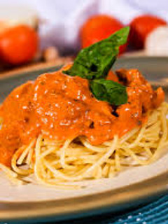 Una foto de Fideo con Pollo en Salsa Rosada