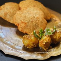 A picture of Radhaballavi o Aloo Dum.