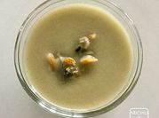 Una foto de sopa fria de espárragos