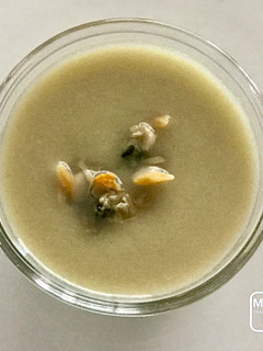Una foto de Sopa fría de espárragos y berberechos