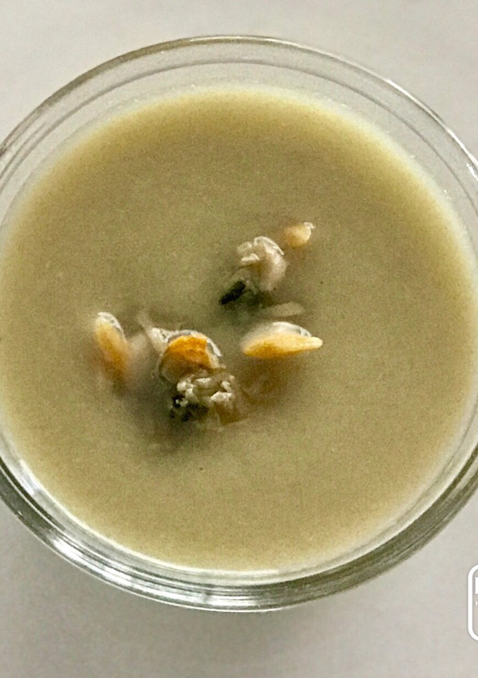 Una foto de Sopa fría de espárragos y berberechos