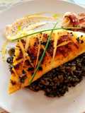Calamar de potera a la plancha sobre risotto nero y alioli