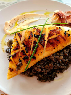 Una foto de Calamar de potera a la plancha sobre risotto nero y alioli