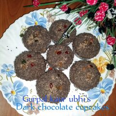 A picture of Dark chocolate cupcakes 🧁.