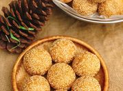 A picture of bánh rán lúc lắc