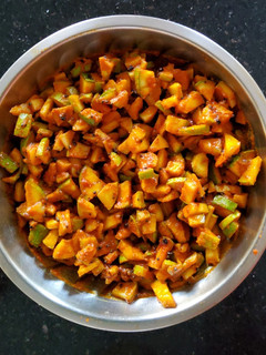 வெந்தய மாங்காய் ஊறுகாய் (Venthaya maankaai oorukaai recipe in tamil) செய்முறை முக்கிய புகைப்படம்