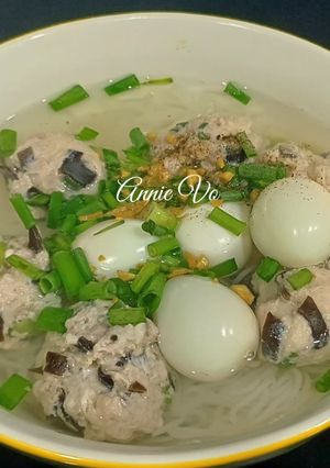 Hình của món Bún mọc trứng cút.