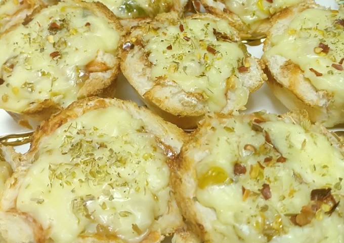 Cheesy pizza cups