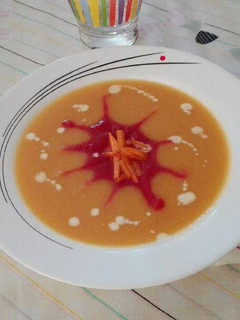 Una foto de Crema de calabaza y remolacha