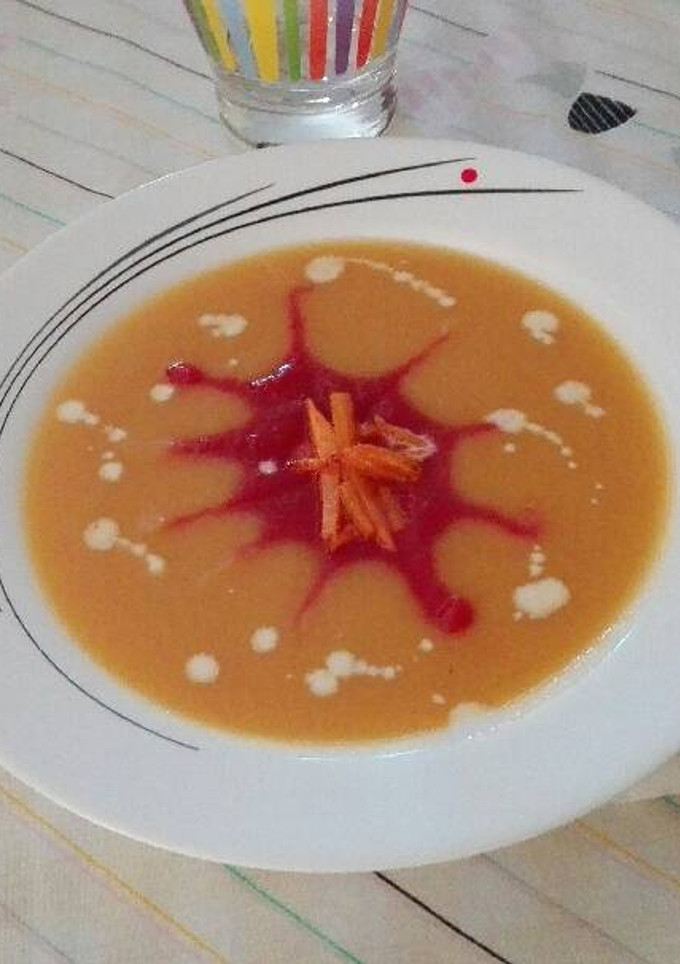 Una foto de Crema de calabaza y remolacha
