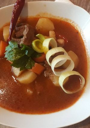 Marhagulyás vörösborosan recept fotója