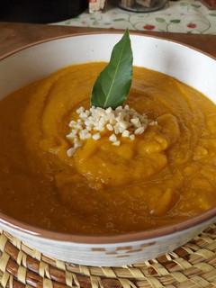 Una foto de Crema otoñal de calabaza y zanahorias con almendras
