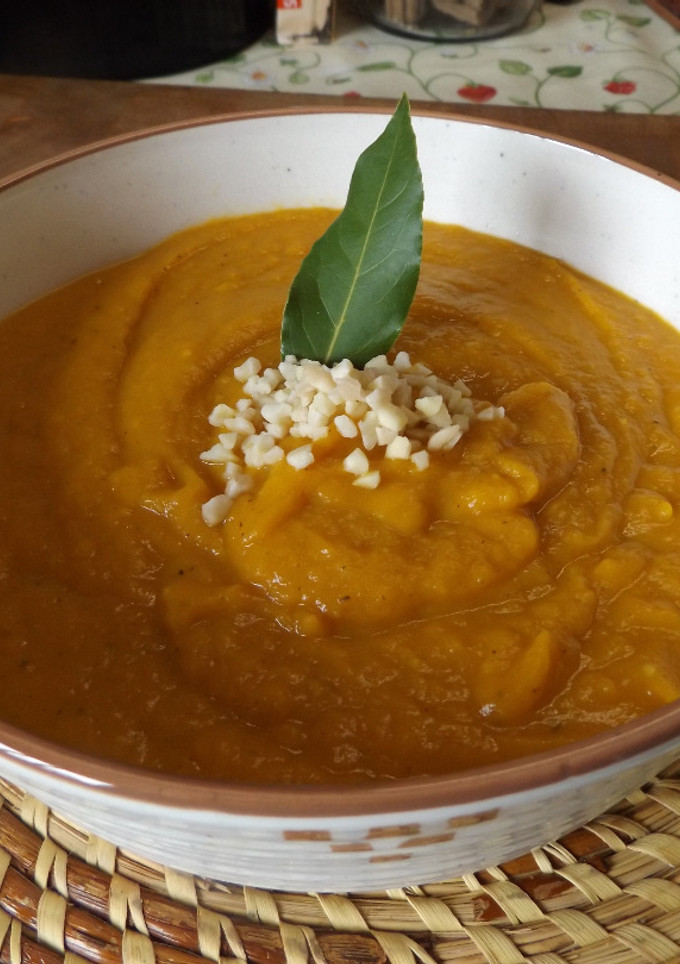 Una foto de Crema otoñal de calabaza y zanahorias con almendras