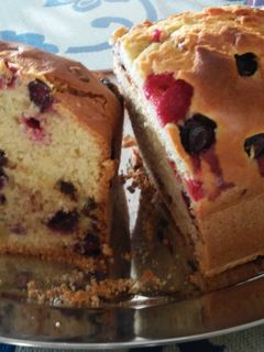 Una foto de Plum cake con chocolate y frutos rojos