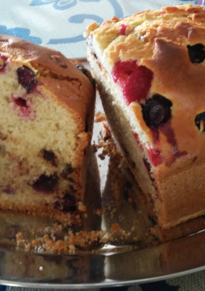 Una foto de Plum cake con chocolate y frutos rojos