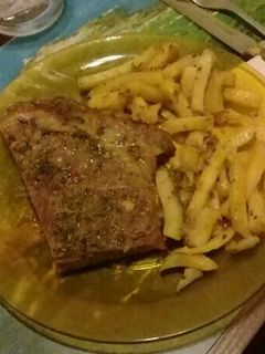 Una foto de Bife de vacío con papas