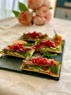 Una foto de Canapé de aguacate con sardina ahumada