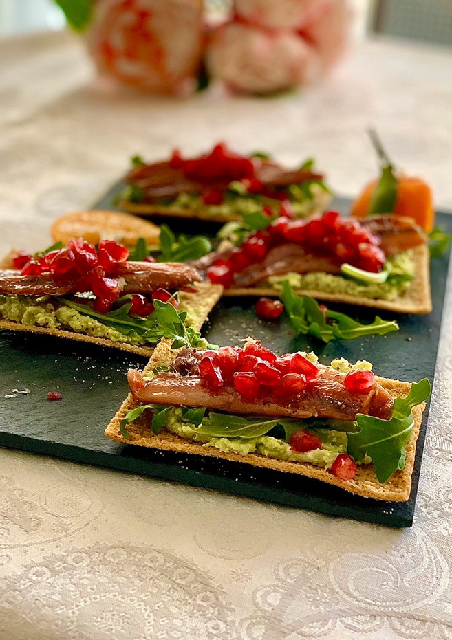 Una foto de Canapé de aguacate con sardina ahumada