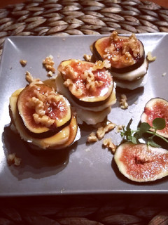 Una foto de Brevas, mozzarella, nueces y miel