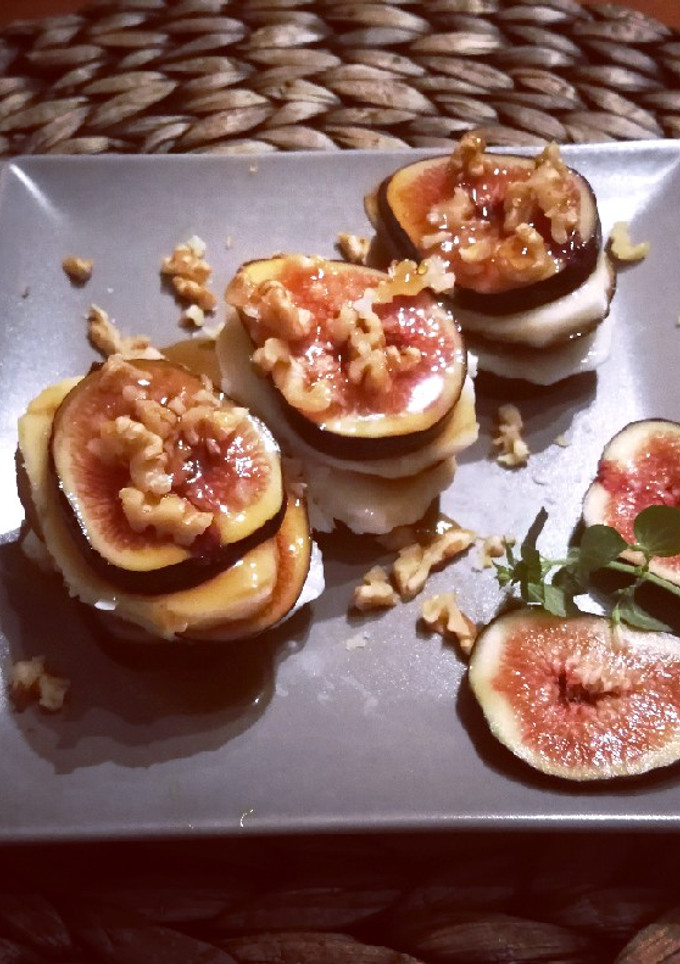 Una foto de Brevas, mozzarella, nueces y miel