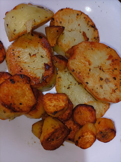 Una foto de Papas y boniatos sin horno para guarnición