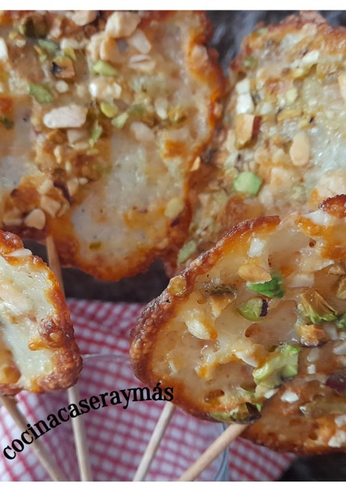 Una foto de Piruletas de queso y frutos secos