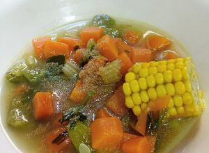 Una foto de Sopa de verduras y amaranto: sin gluten, vegana y bien nutritiva
