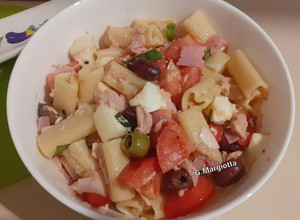 Foto di Insalata di pasta, con pomodori, olive miste, mozzarella, prosciutto cotto, tonno, basilico