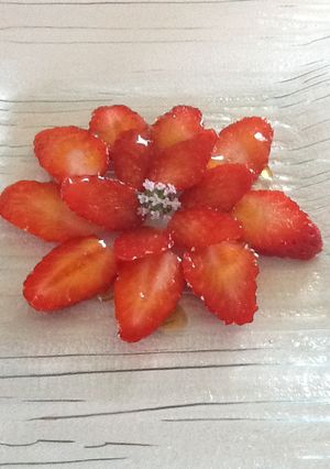 Une photo de Carpaccio de fraises au caramel de citron