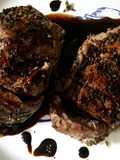 Lomo de cerdo con costra de pimientas y tomillo y reducción de balsámico