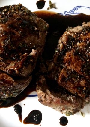 Una foto de Lomo de cerdo con costra de pimientas y tomillo y reducción de balsámico