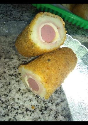 Una foto de Croquetas de salchicha jamón y queso