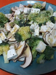 Una foto de Ensalada de brócoli, champiñones y miel