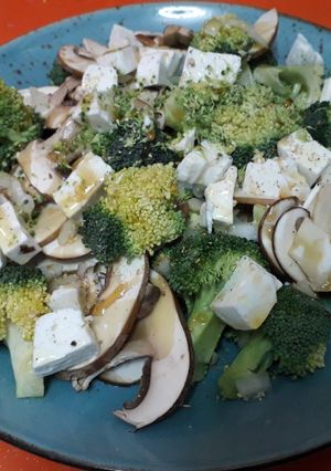 Una foto de Ensalada de brócoli, champiñones y miel