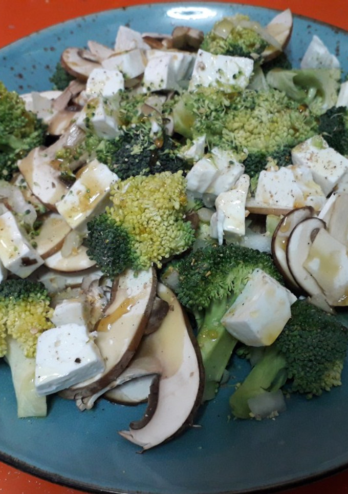 Una foto de Ensalada de brócoli, champiñones y miel