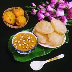 A picture of Mango Kheer and Puri.
