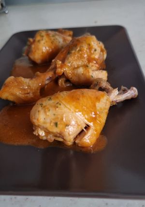 Una foto de Muslitos de pollo con tomate a mi estilo