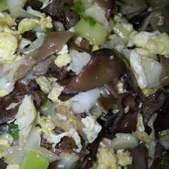 A picture of Telur orak arik sayur dan jamur.