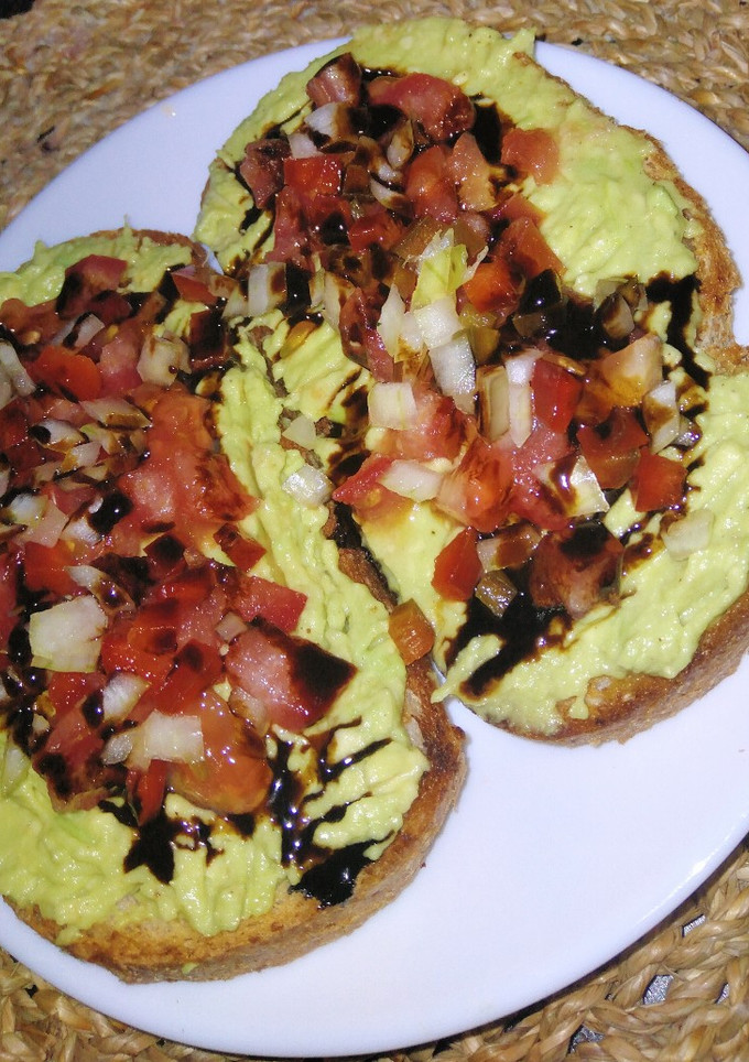 Una foto de Tostada integral vegetal con aguacate