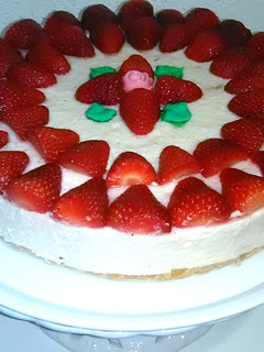 Una foto de Tarta de fresas con nata (sin horno)