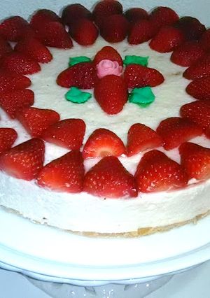 Foto principal de Tarta de fresas con nata (sin horno)