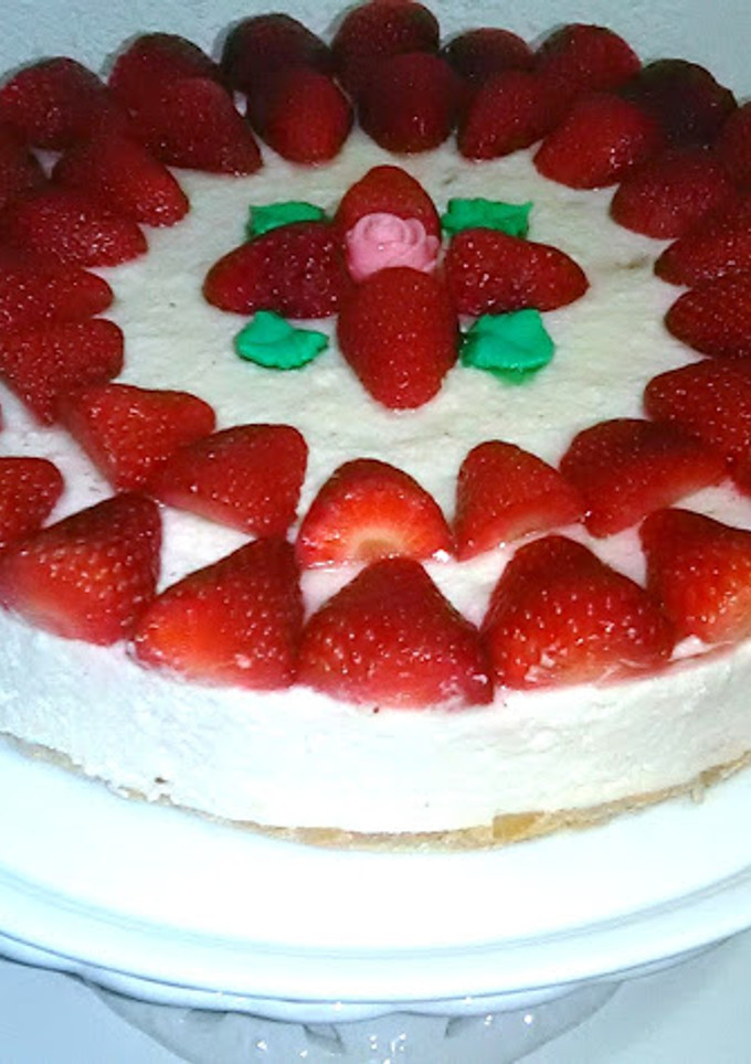 Una foto de Tarta de fresas con nata (sin horno)