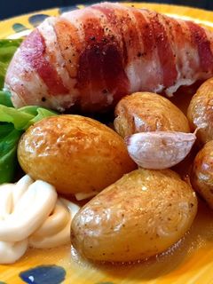 Mozzarellával töltött göngyölt pulykamell parázskrumplival recept fotója