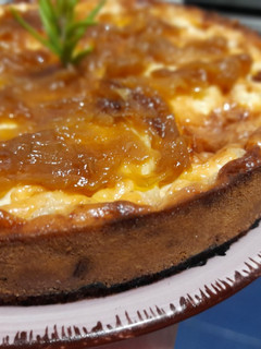 Una foto de Tarta salada de gorgonzola y pera con cebolla caramelizada