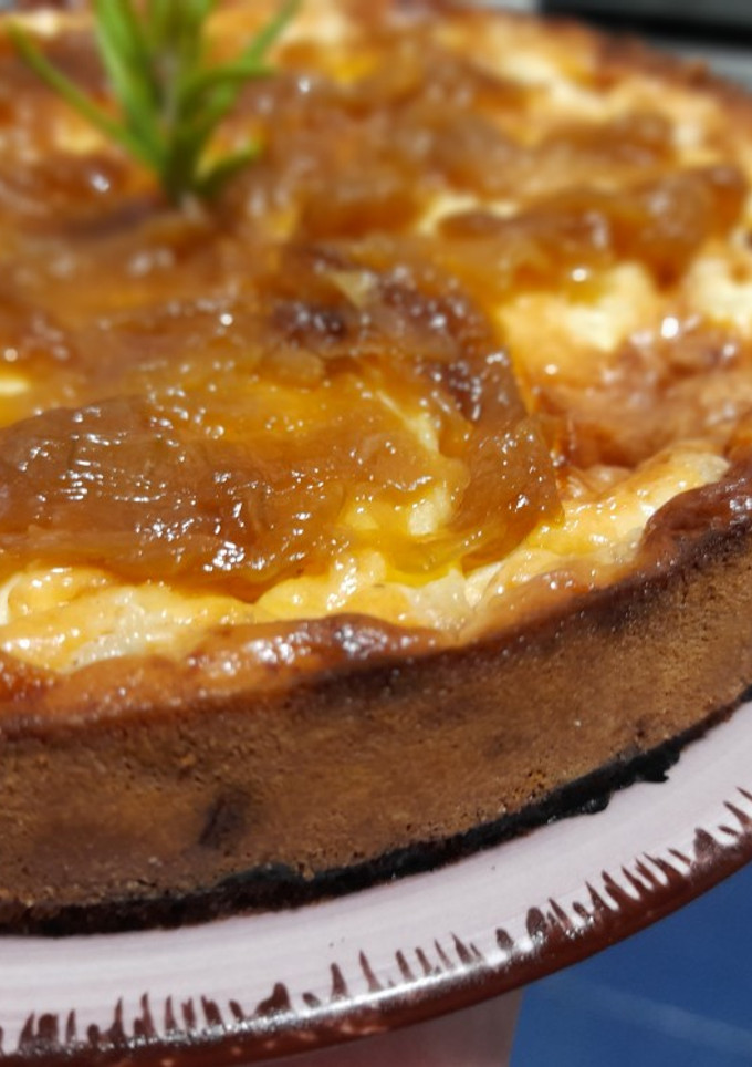 Una foto de Tarta salada de gorgonzola y pera con cebolla caramelizada