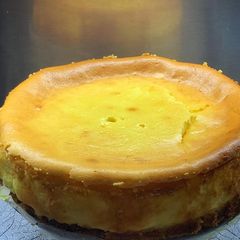 A picture of New York baked cheesecake.